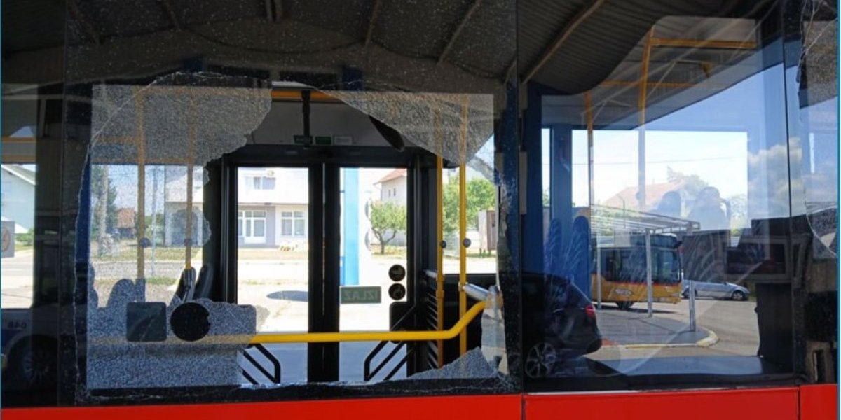 Napadnut autobus sa srpskom decom! Vraćali se sa Petrovdanskog koncerta, usledio horor! (FOTO)