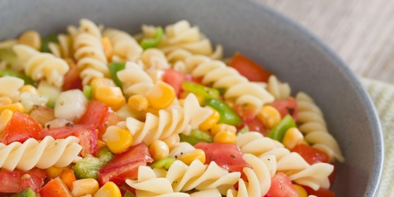 Pasta salata sa kukuruzom, slaninom i ranč prelivom: Lagano, kremasto jelo koje vas brzo zasiti