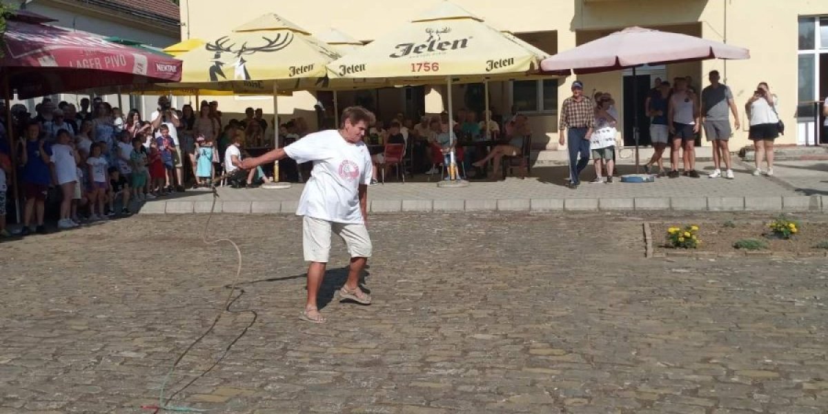 Baka s bičem šokirala sve: Kad ona pukne svi stoje mirno (VIDEO)