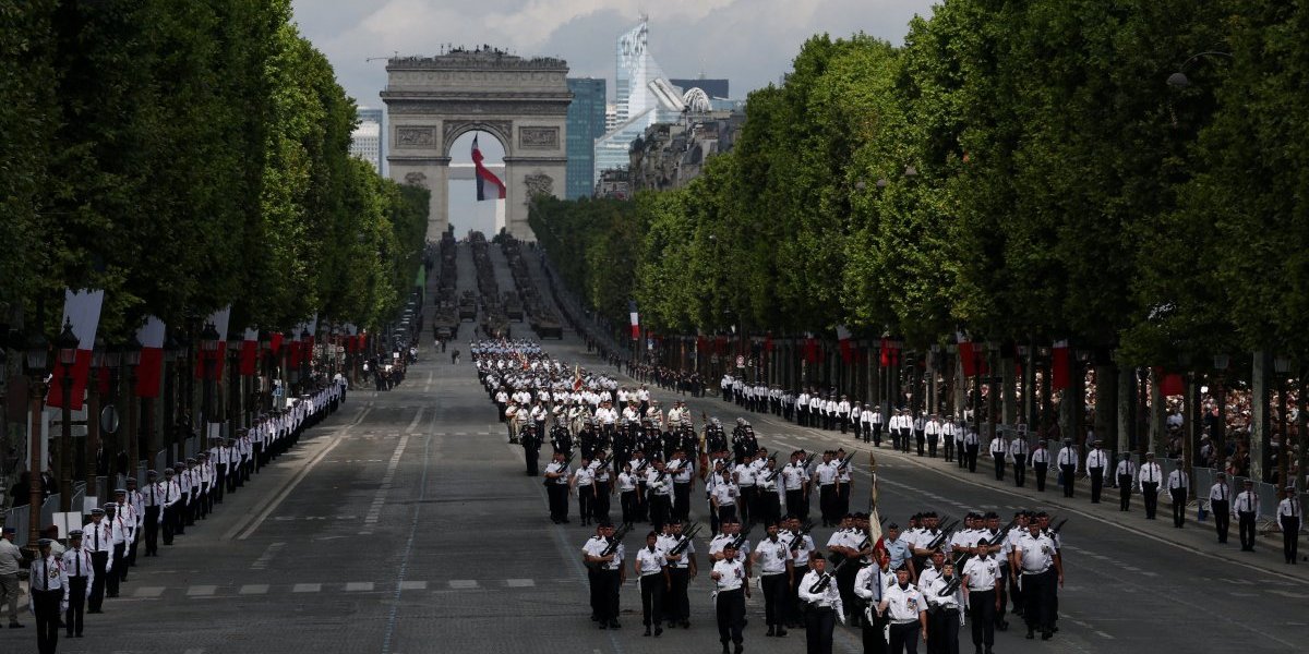 Francuzi pokazali silu: Nebo nad Parizom prekrili lovci, na ulicama vojska, tenkovi i oružje (FOTO/VIDEO)