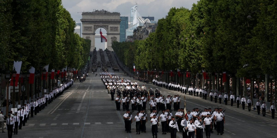 Francuzi pokazali silu: Nebo nad Parizom prekrili lovci, na ulicama vojska, tenkovi i oružje (FOTO/VIDEO)
