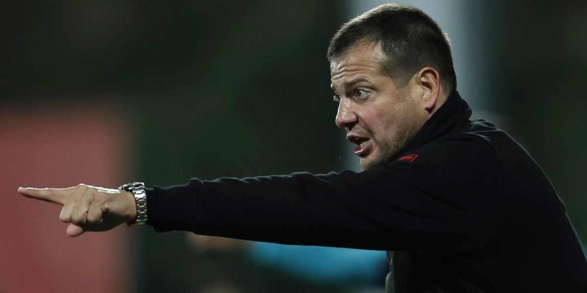 Cirkus u Tivtu: Navijači vređali Lalatovića, veliki derbi prekinut zbog nestanka struje