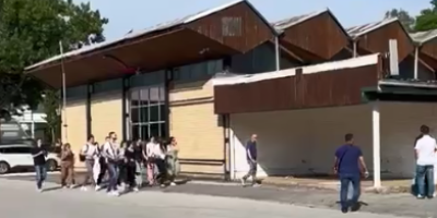 Mala grupa studenata koji blokiraju Pravni fakultet u Novom Sadu, jutros se okupila ispred Novosadskog sajma, sa ciljem da blokira ispitni rok Pravnog fakulteta koji se tu održava.