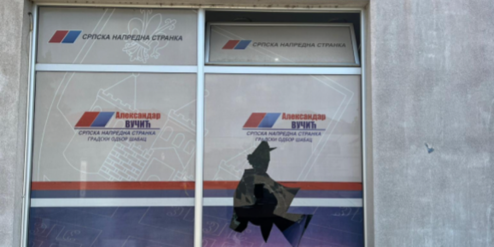 Vandali usred noći napali prostorije SNS u Šapcu, odmah reagovao Odbor: "Niste nas uplašili! Pobediće Srbija!"