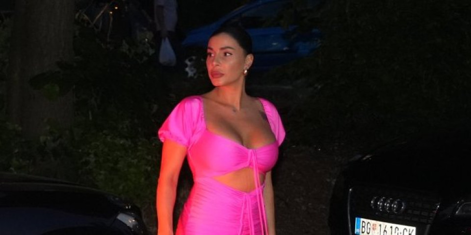 Prorezi u predelu međunožja: Pevačici zamalo sevnula cica maca (FOTO)