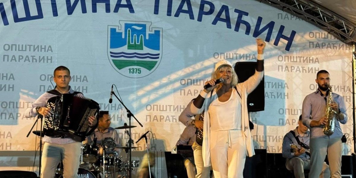 Celo selo ustalo da peva sa njom: Žena puca od energije (VIDEO)