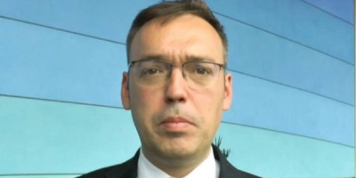 Poslanik SNS-a Milan Radin razobličio je holandskog evroposlanika Teisa Reutena i poručio mu da antisemita koji radi za lažnog premijera Aljbina Kurtija ne može da priča o demokratiji!