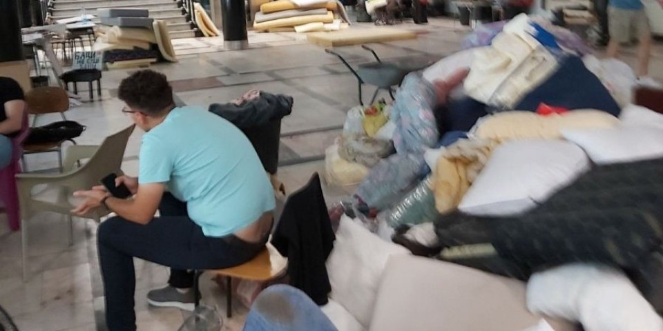 (VIDEO) "Krajnji je rok!" Bivša blokaderka - dekanka lično izbacuje zgubidane sa Filološkog: "Najmanje četiri dana potrebno da sve vratimo u red"