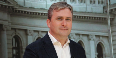 U Manastiru Hilandar održana je druga ovogodišnja sednica Komisije Vlade Republike Srbije za Hilandar, kojom je predsedavao predsednik Komisije i ministar kulture Nikola Selaković, koji je tom prilikom poručio da su radovi na objektima zahvaćenim požarom gotovo u potpunosti završeni, te da budžetska podrška Vlade manastiru iz godine u godinu raste.