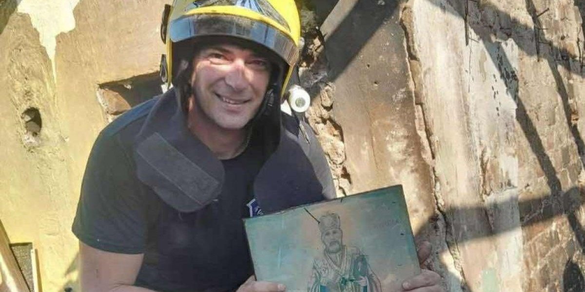 Ceo dom izgoreo, a ikona ostala netaknuta: Veliko čudo kod Šapca - Vatrogasci u šoku (FOTO)