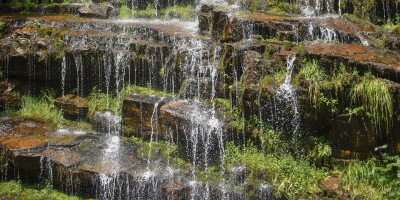 Maloletni dečak nastradao na vodopadu Tupavica u selu Dojkinci dok se peo na stene oko vodopada. Prilikom pada udario je glavom u stenu.