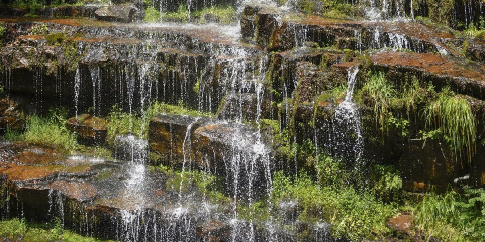 Penjao se na stene, pa se okliznuo, roditelji izvukli dete iz vode - Detalji jezive tragedije na Staroj planini