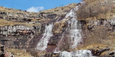 Dečak star 15 godina iz Aleksinca nastradao je juče na nakon što se okliznuo i pao sa vodopada Tupavica na Staroj planini.