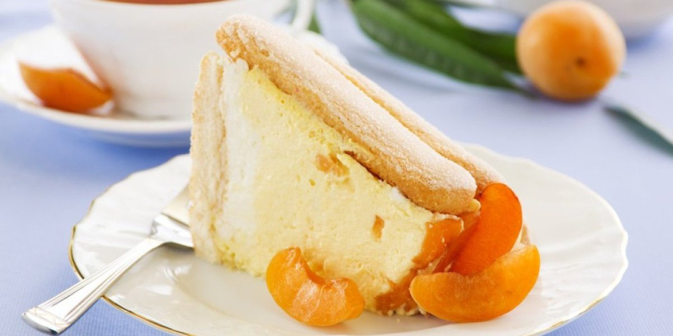 Kremasta torta sa breskvama bez pečenja: Poslastica čarobnog ukusa je idealna za letnje dane