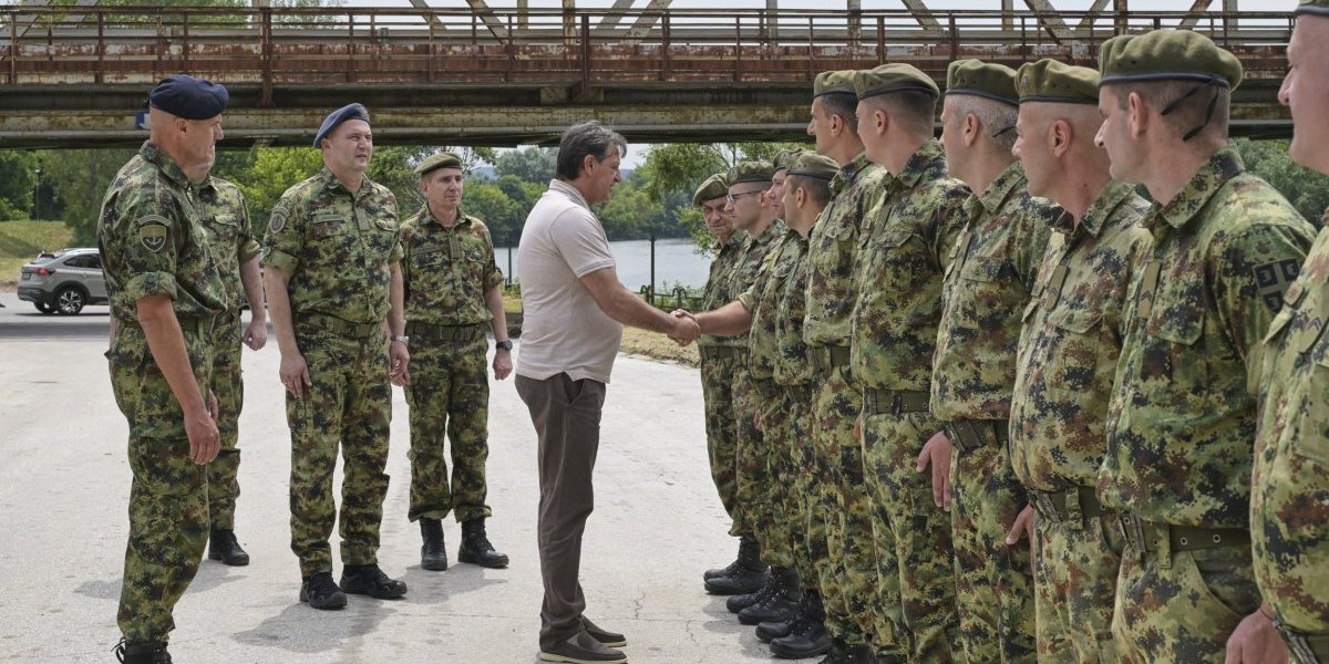 Bratislav Gašić u Svilajncu: Ministar obišao posadu pontonskog mosta (FOTO)