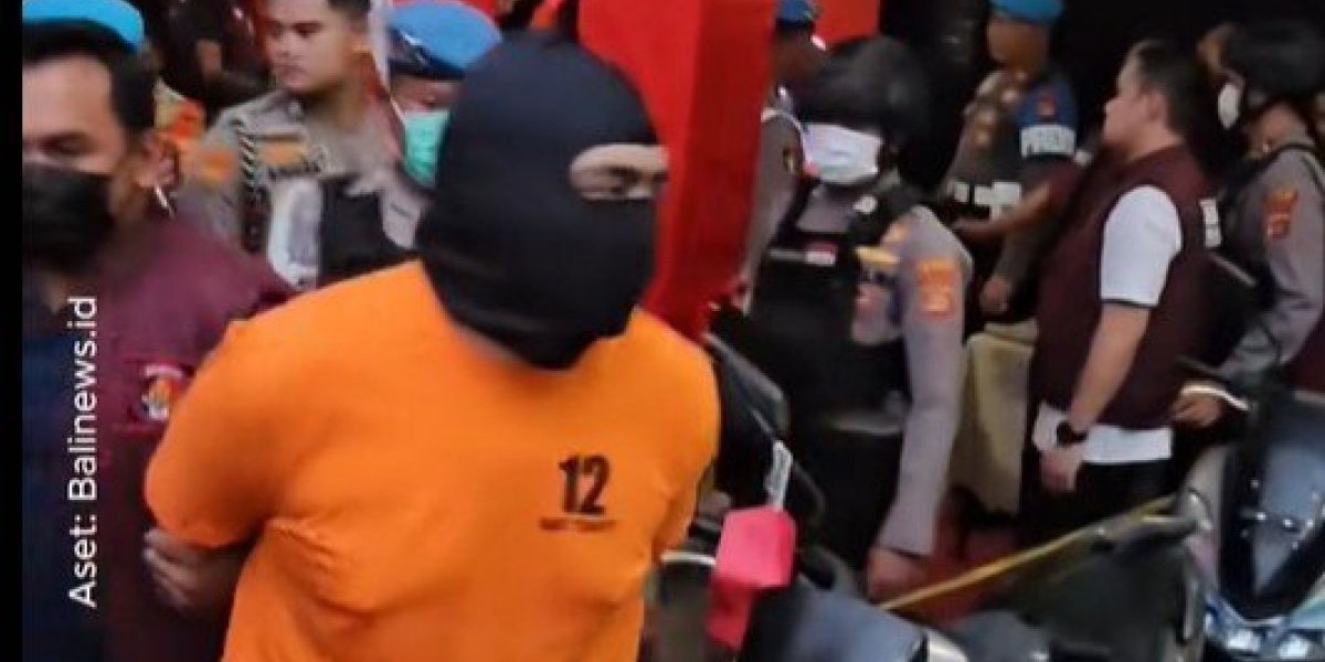 Pored lanaca na nogama su i katanci 