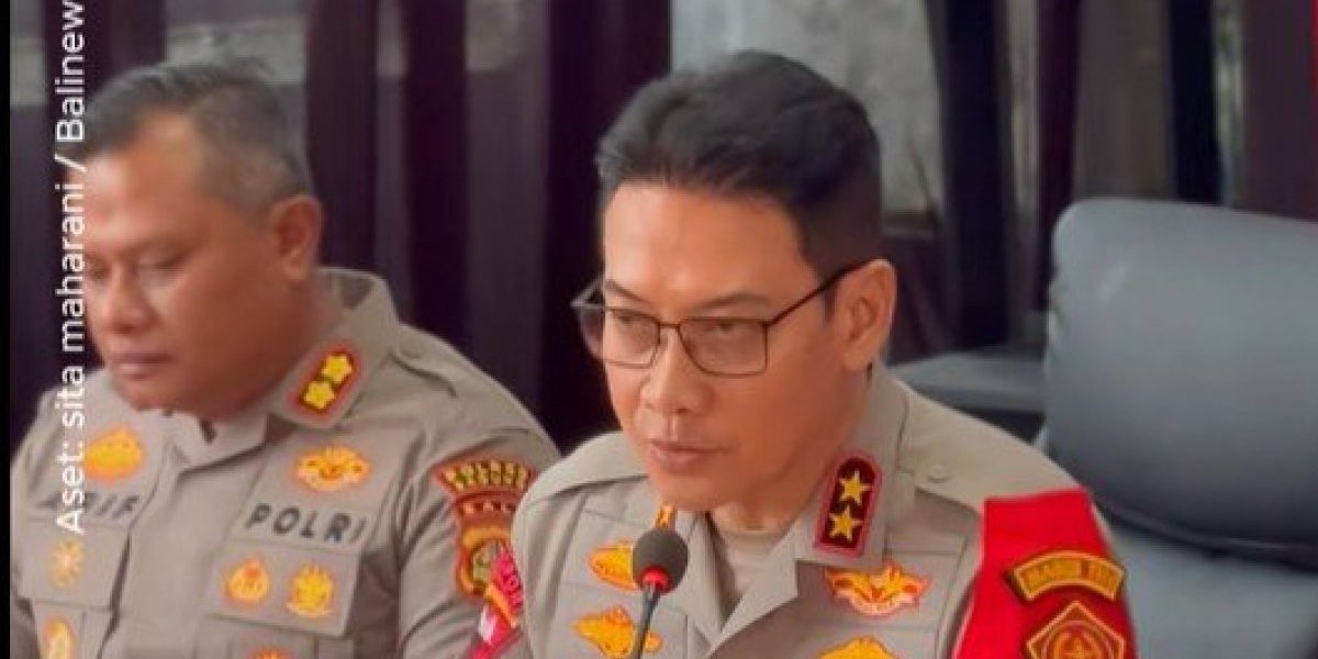 Šef policije otkriva detalje dok iza njega stoje osumnjičeni