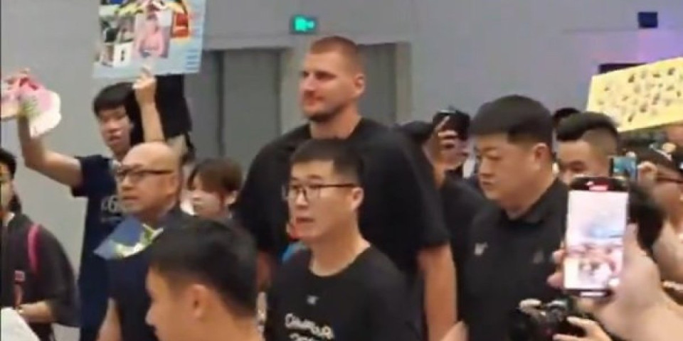 Hit! Jokić izazvao neviđenu pometnju u Kini: Scene sa aerodroma šokirale svet (VIDEO)