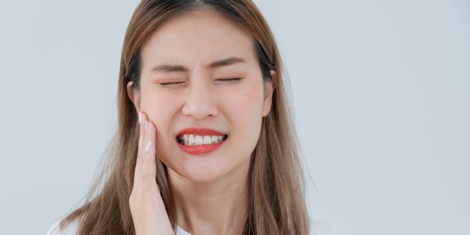 Šok na ulici: Žena kažnjena sa 439 evra zato što je držala hladnu oblogu na licu