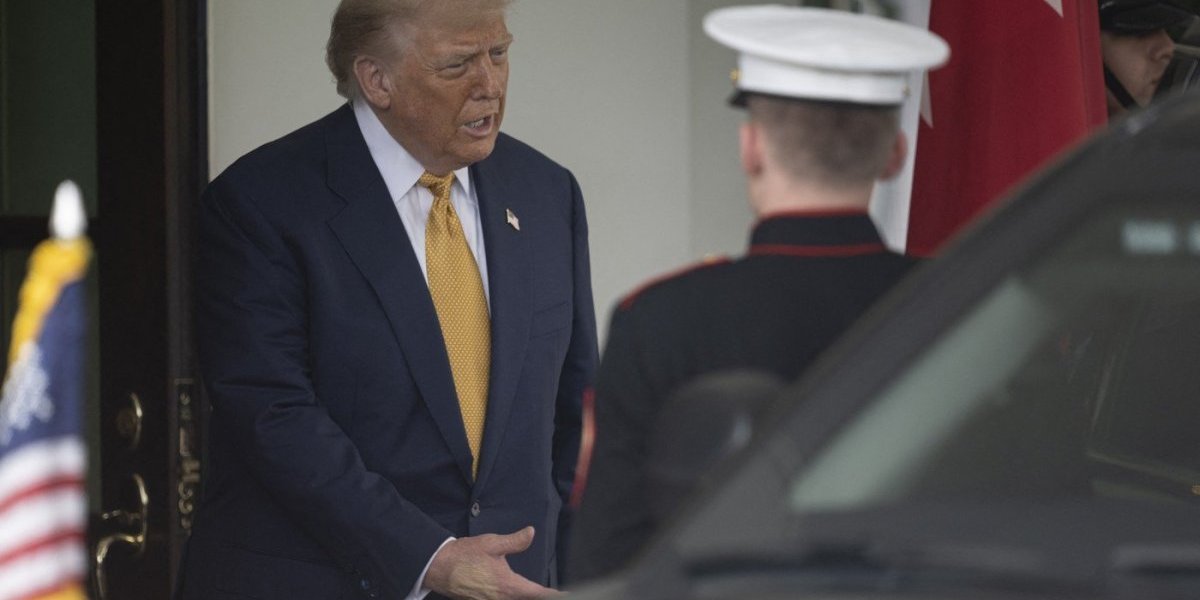 (FOTO) Šta se ovo pojavilo na Trampovoj ruci?! Šokantne slike puštene u javnost, oglasili se eminentni lekari