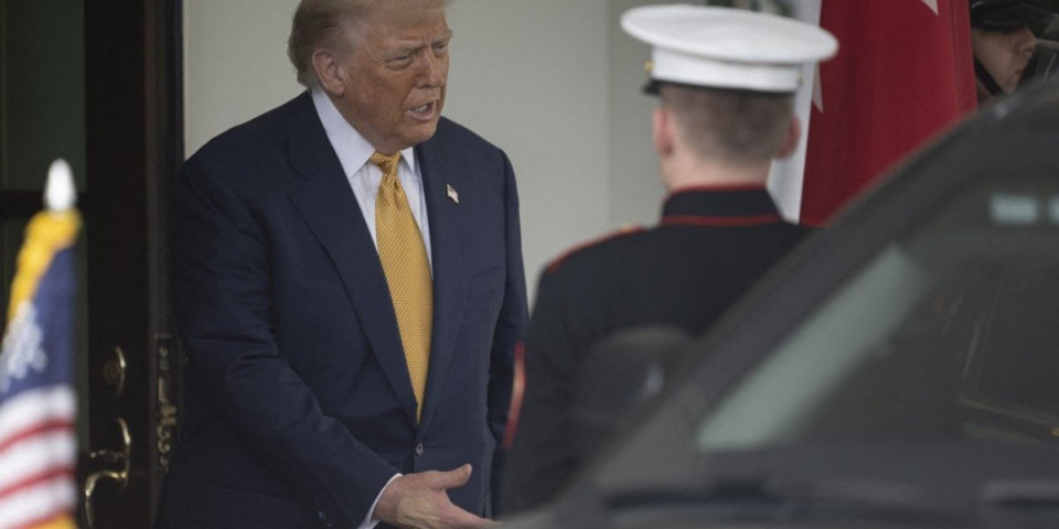 (FOTO) Šta se ovo pojavilo na Trampovoj ruci?! Šokantne slike puštene u javnost, oglasili se eminentni lekari