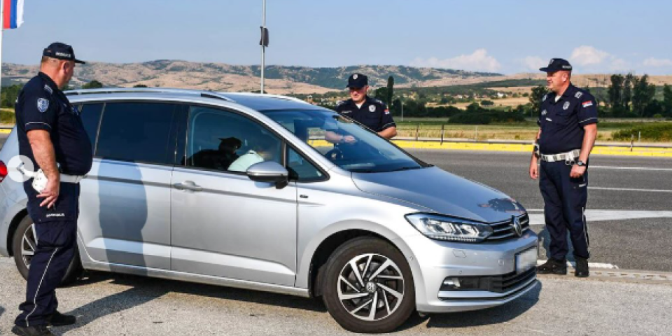 Akcija kao na filmu: Redovnom kontrolom policajci spasili čoveku život
