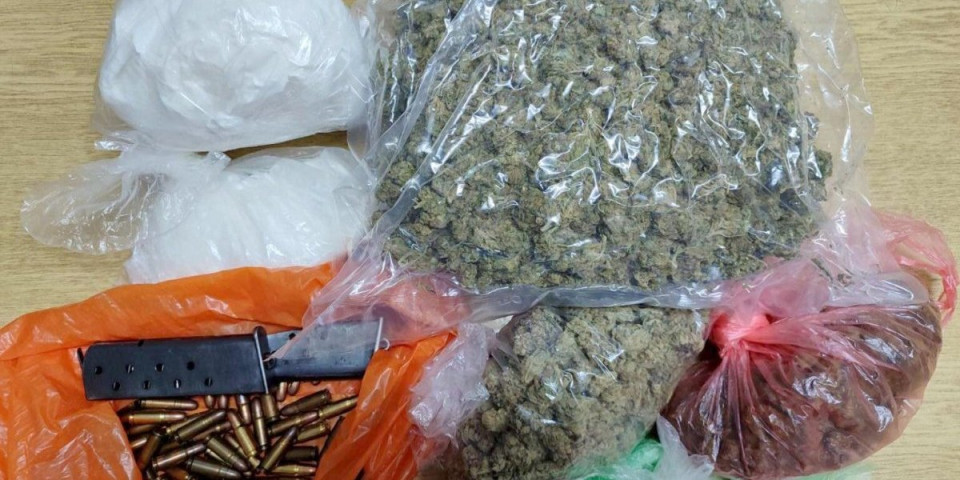 Zaplenjeno više kilograma narkotika: Oduzeta i municija (FOTO)