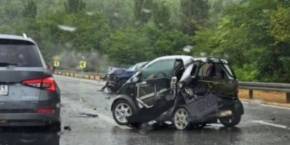 Vozilo smrskano, delovi rasuti po putu: Jeziva saobraćajka kod Bubanj potoka (FOTO)