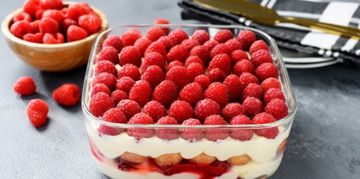 Voćni kolač sa piškotama gotov za 15 minuta: Prava letnja poslastica koja osvežava