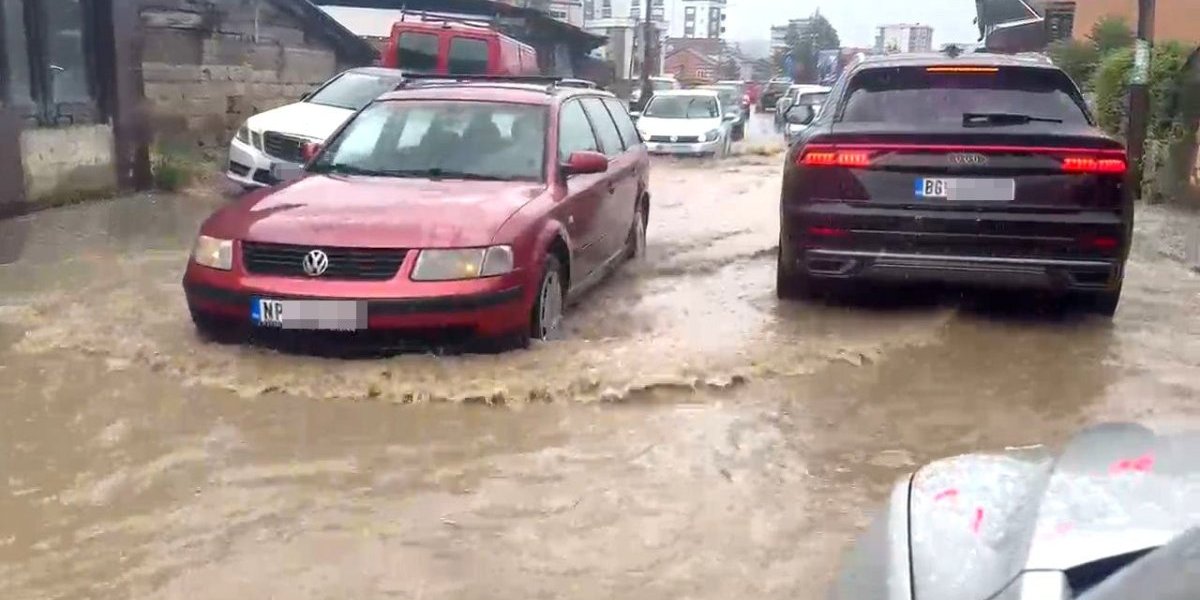 Potop na ulicama - Kola i pešaci ne mogu da mrdnu (FOTO)