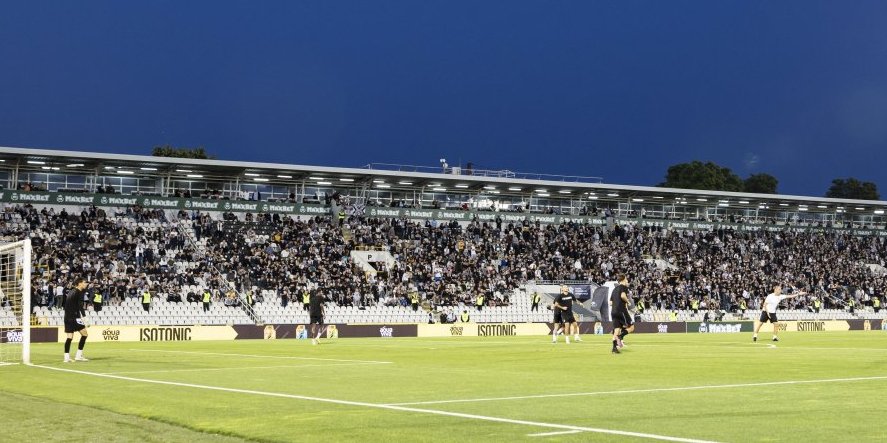 Ludnica u Humskoj: "Grobari" napravili atmosferu za pamćenje, igrači bacali majice (VIDEO)