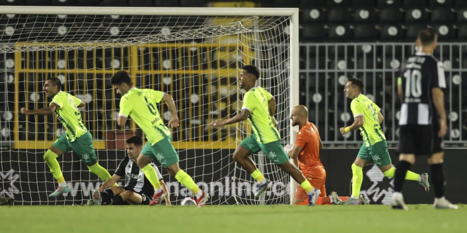Od junaka do tragičara: AEK do gola posle neverovatnog kiksa golmana Partizana (VIDEO)