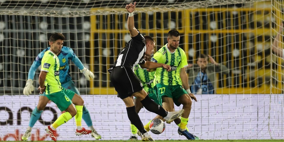 Ludnica u Humskoj! Partizan izborio penale protiv AEK-a (VIDEO)