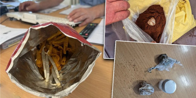 Carinski službenici na graničnom prelazu Gradina, otkrili su dva slučaja krijumčarenja narkotika, sakrivenih u kafi i kesici čipsa.