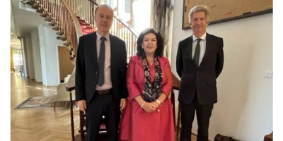 Savet za monitoring, ljudska prava i borbu protiv korupcije Transparentnost poziva Britansko ministarstvo spoljnih poslova i ambasadu u Beogradu bez odlaganja javnosti da pruže detaljne izveštaje o toku sastanka koji je održan između Vladana Đokića, rektora Univerziteta u Beogradu, ambasadora Ujedinjenog Kraljevstva u Srbiji Edvarda Fergusona i Karen Pirs, specijalne izaslanice Velike Britanije za Zapadni Balkan.