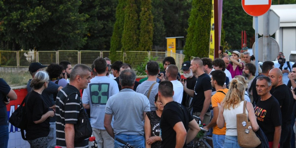 GOSI bomba! Haos na plenumu u Nišu: Blokaderi se sastali u kafiću, pa udarili jedni na druge (VIDEO)