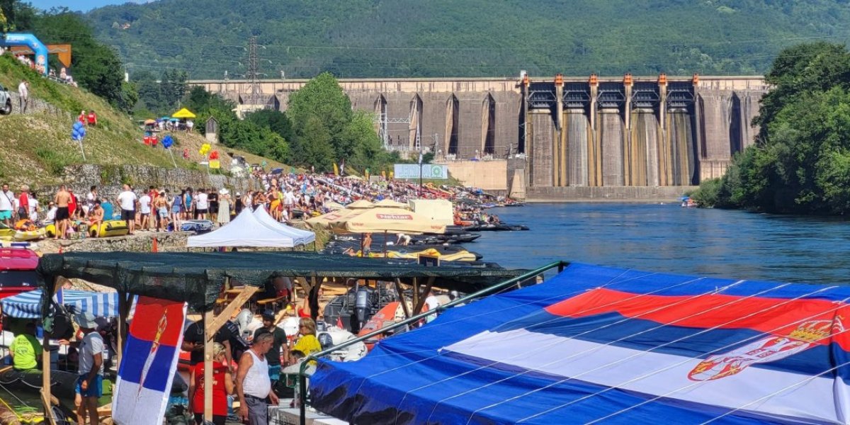 Drinska regata na vrhuncu: Spust od Perućca do Rogačice započeo uz hiljade učesnika (FOTO/VIDEO)