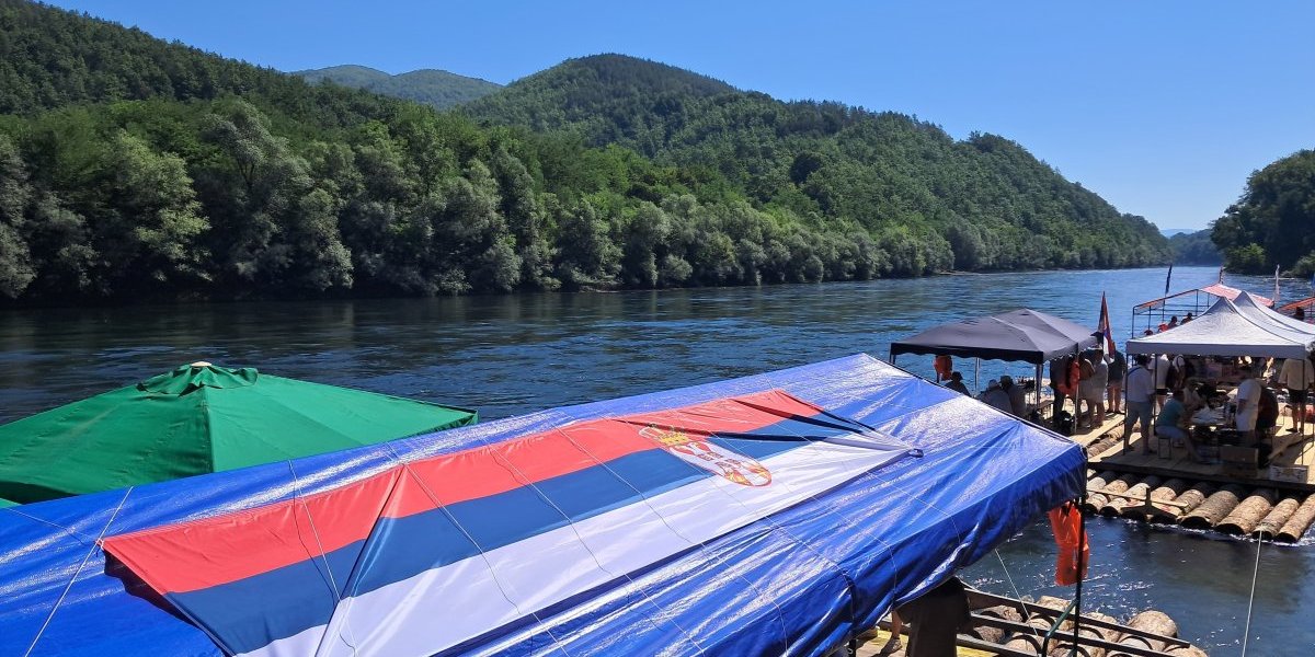 Zastava Srbije na Drinskoj regati