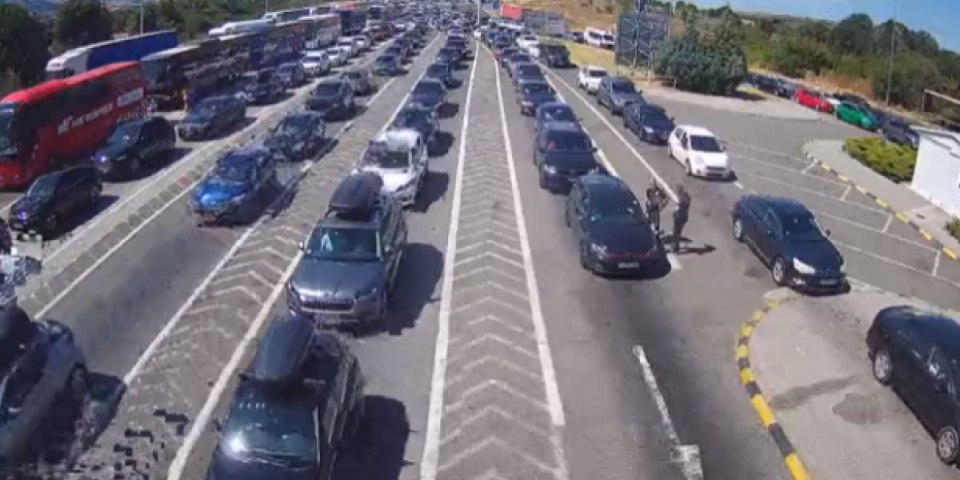 Formirale se kolone vozila - Ako idete ovuda, naoružajte se strpljenjem