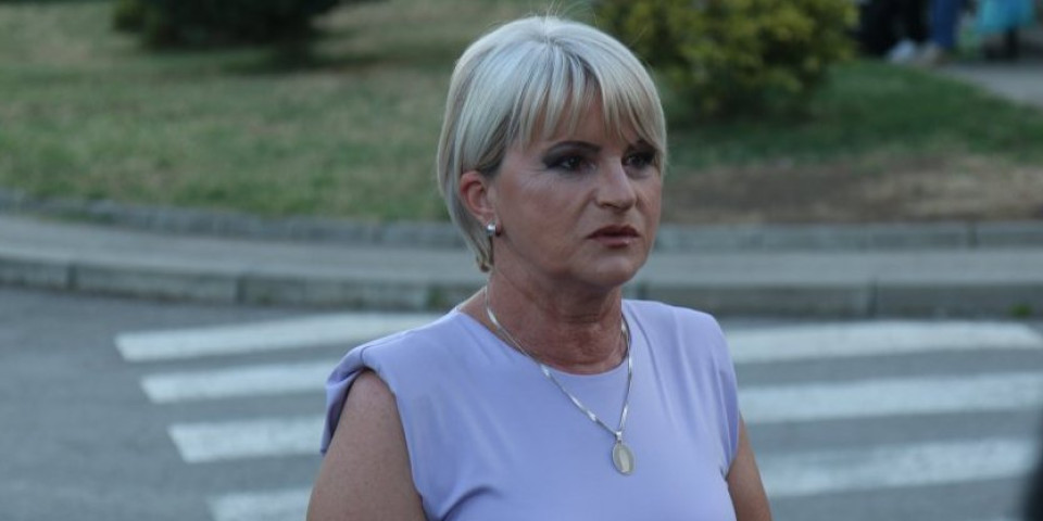 "Treba mi potvrda da je to naše unuče": Munjezova majka oplela po Stefani, udarila joj zabranu (VIDEO)