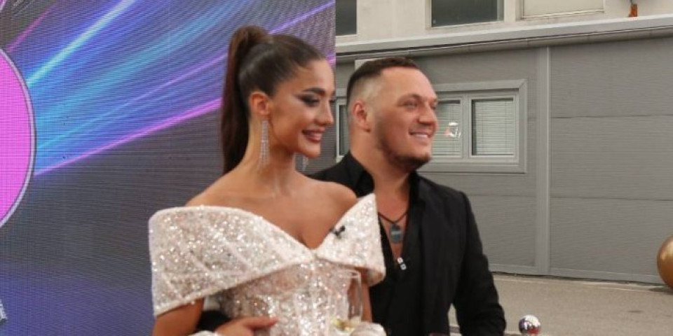 Anđelu i Gastoza opkolile ajkule! Šok scena sa letovanja zaprepastila Srbe (VIDEO)