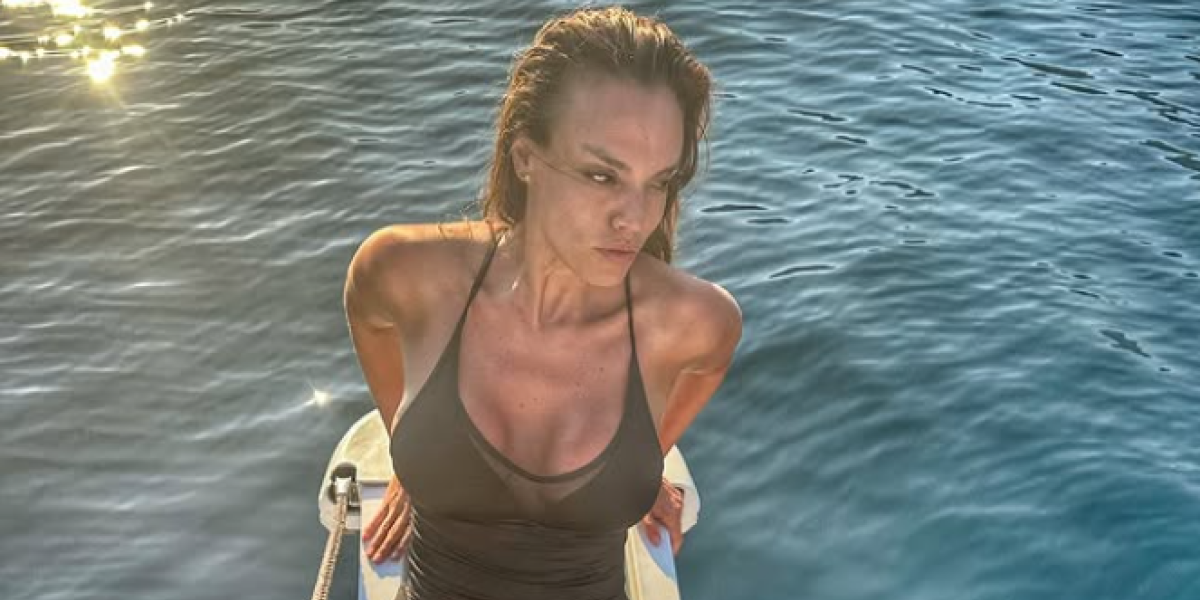 Sofija Rajović nikad vrelija: Crveni kupaći koji puca na njenim grudima će vas raspametiti (FOTO)