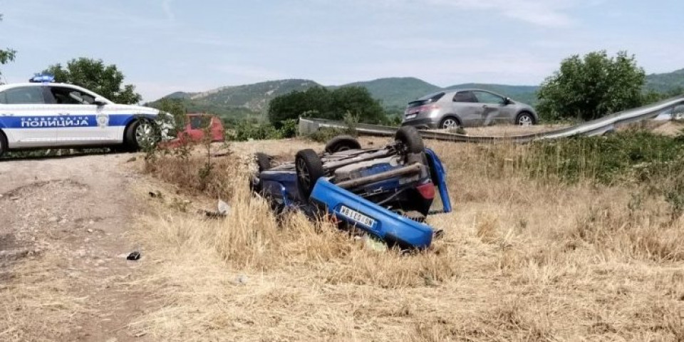 U nesreći kod Niša povređena beba! Vozač "pežoa" sleteo sa puta i prevrnuo se na krov