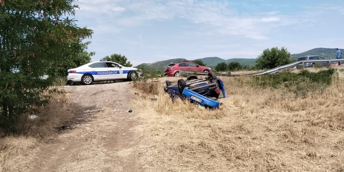 Automobil se prevrnuo na krov 