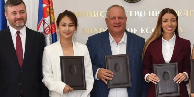 Potpredsednica Vlade i ministarka privrede Adrijana Mesarović potpisala je u ime Vlade Republike Srbije dva Memoranduma o razumevanju sa svetski priznatom kompanijom MINTH HOLDINGS LIMITED, koja će u narednih pet godina uložiti 950 miliona evra u izgradnju novih industrijskih pogona za automobilsku industriju u Leskovcu i Ćupriji.