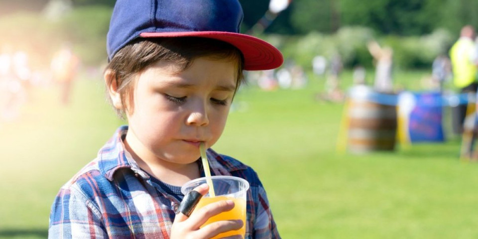 Poludeli za ovim napitkom: Izaziva povraćanje i nagli skok šećera - roditelji, pazite šta vam piju deca