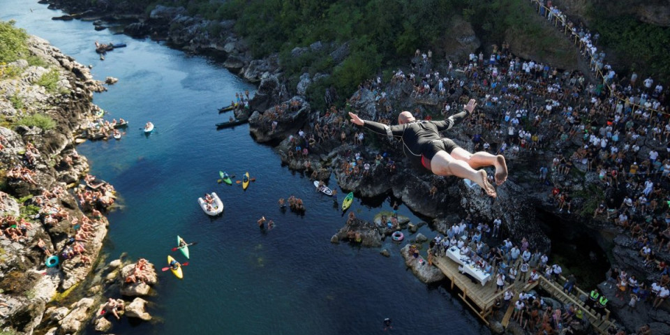 Nezapamćen skandal: Albanac pokazao dvoglavog orla u Podgorici (VIDEO)