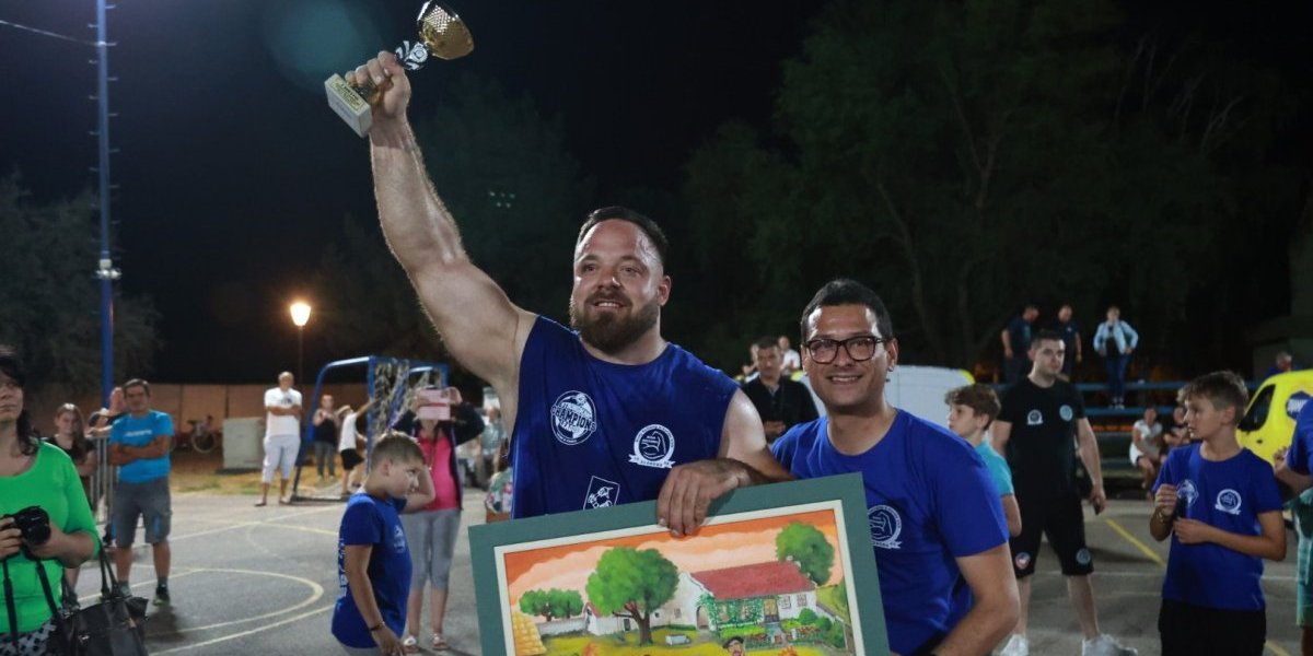 Matjaž Belšak sa peharom 