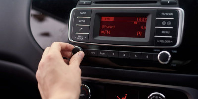 Danas, 21. juna, obeležava se Svetski dan muzike, a mnogi ne znaju da je prva proslava održana davne 1982. godine u Parizu. Većina vozača kada sedne u automobil, prvo pusti muziku.