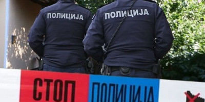 Bracimir M. (72) iz Kruševca obesio se, pošto je brutalno pretukao sina Gorana M. (49) i oca Vladimira (90), potom otišao kod komšije i na kraju se obesio. Bracimir je sina i oca izudarao pajserom, Goran je podlegao povredama u bolnici, dok se za život oca lekari još bore.